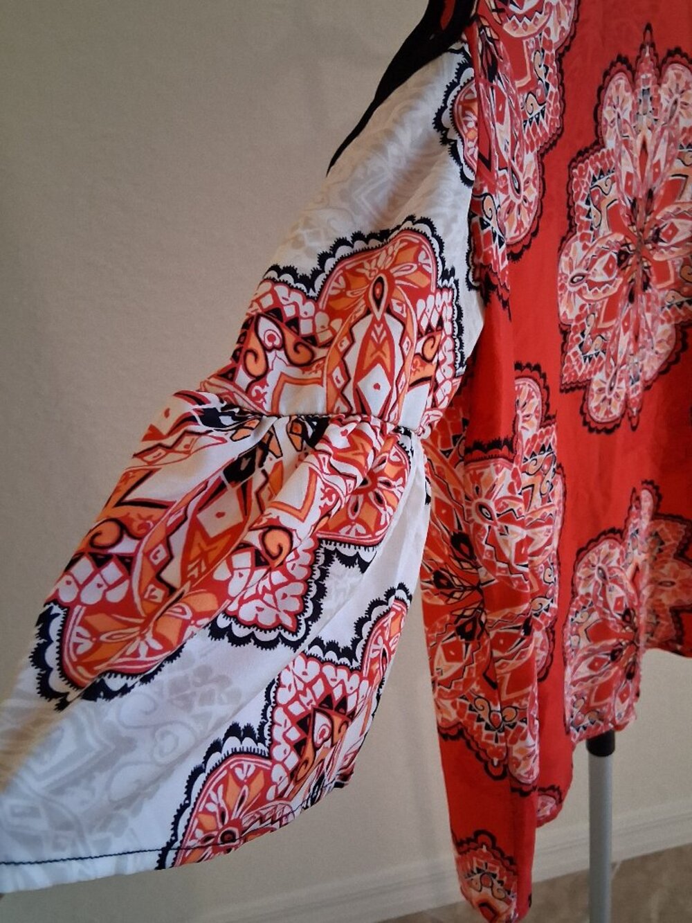 Chico’s Cold Shoulder Ruffle Bell Sleeve Blouse Size 0 Orange Mandala Paisley - Picture 7 of 9